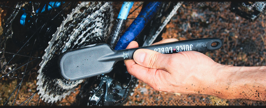 Щетка Juice Lubes для покрышек и кассеты Dirt Daddy, Tyre and Cassette Brush, чёрный